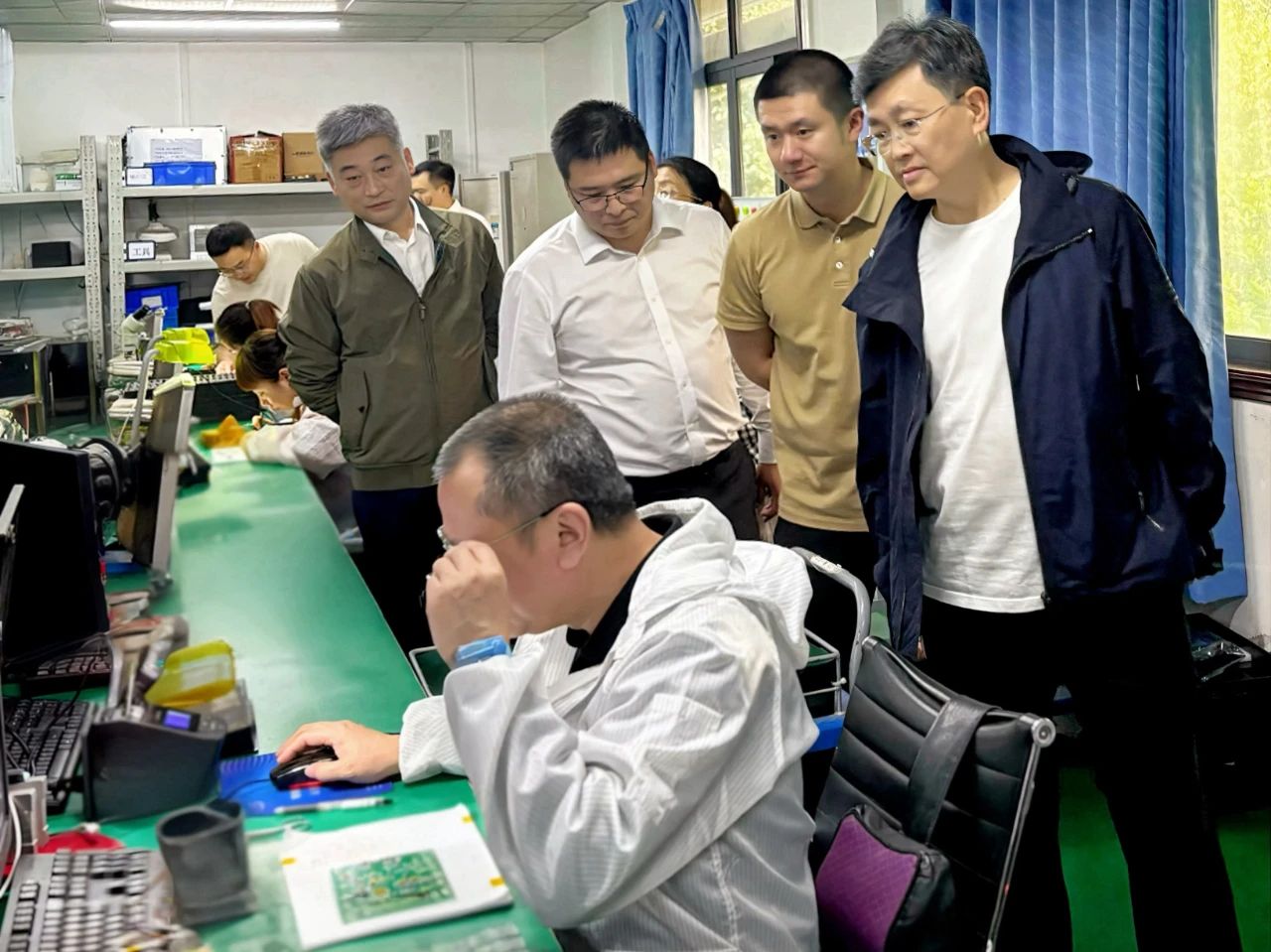 四川发展（控股）公司党委书记、董事长徐一心一行赴天箭惯性调研指导